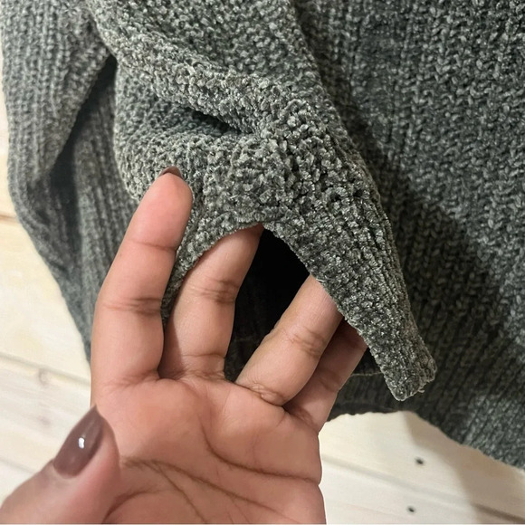 Coco & Shay Green Crop Knit Sweater with Cuffed sleeves - Picture 2 of 6